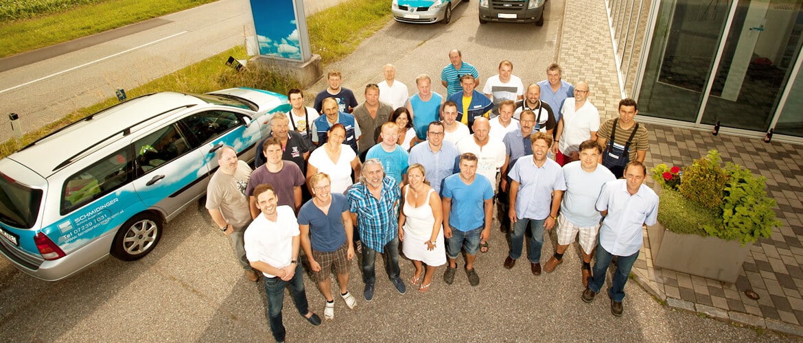 Fensterverkauf Jobs bei Fenster-Schmidinger – Gruppenfoto des Schmidinger-Teams vor dem Firmensitz in Gramastetten