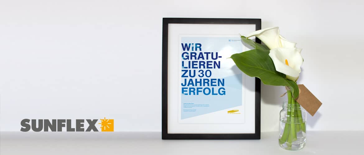 Fenster Schmidinger gratuliert Sunflex Aluminiumsysteme mit gerahmter Jubiläumsurkunde