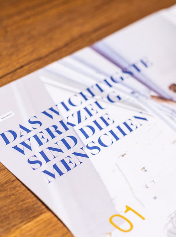 Eine Detailaufnahme des Magazins „Der Fenstergucker“. Dieser Bericht über Fenster beleuchtet regionales Handwerk und klärt praxisnah auf.
