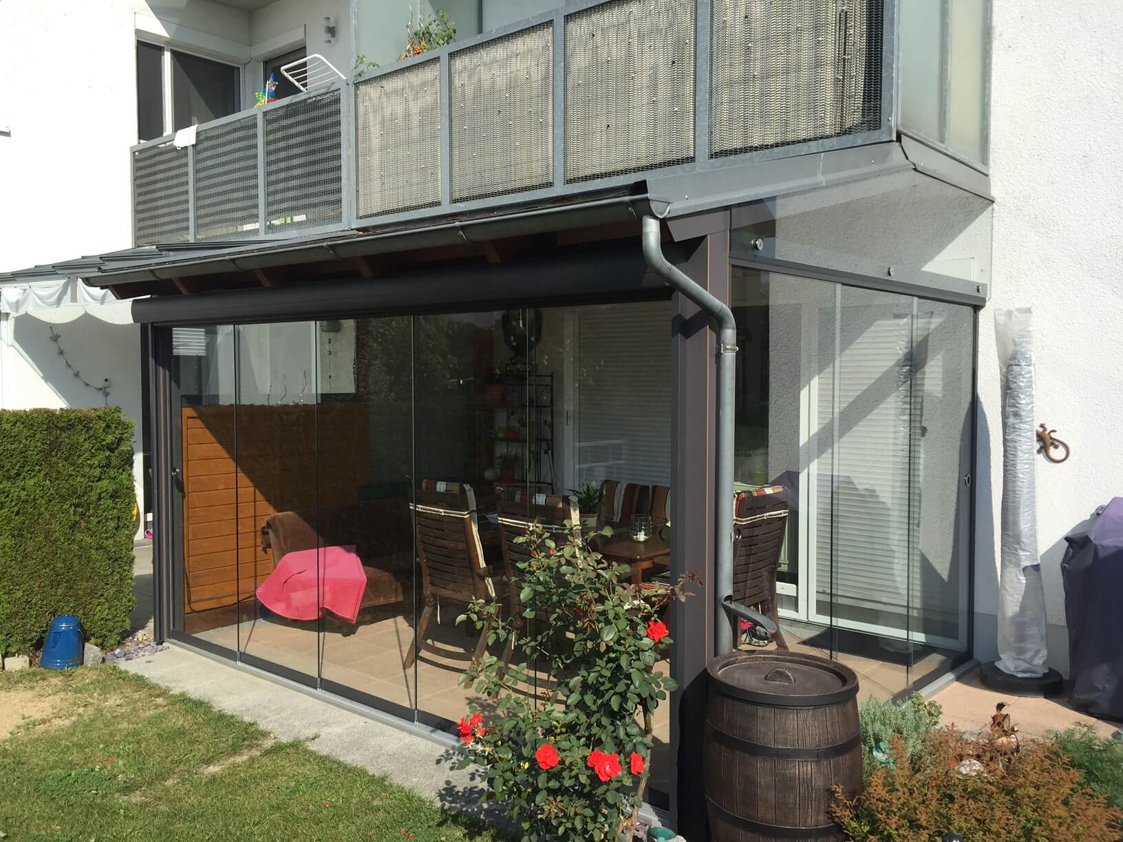 Sommergarten in grau