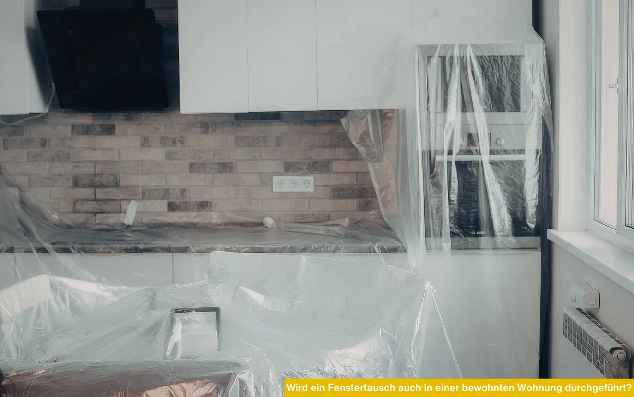 Abgedeckte Küche mit Schutzfolie. Wird ein Fenstertausch auch in einer bewohnten Wohnung durchgeführt? Sauberer Umbau.
