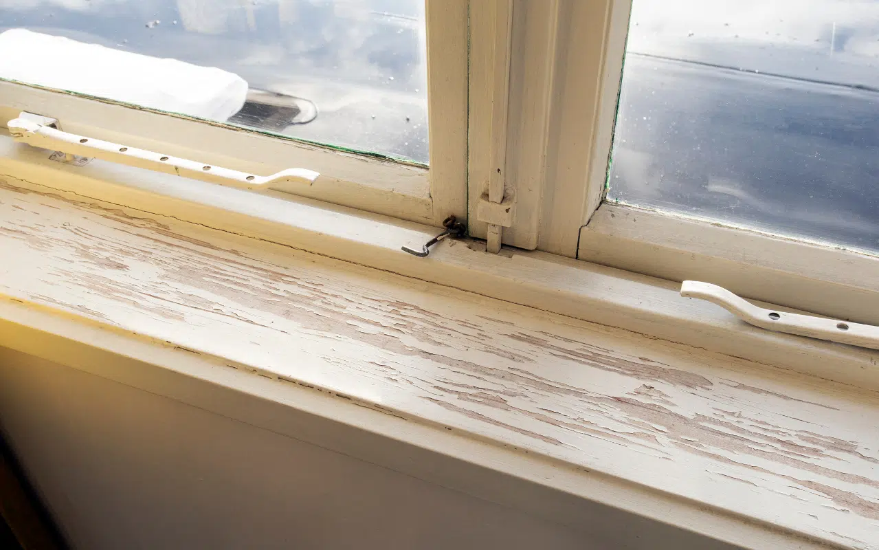 Alte Fenster tauschen lassen im Altbau wegen abblätternder Farbe und mangelnder Dämmung am Holzrahmen.