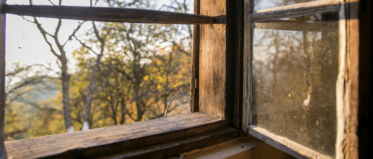 Altes Holz-Katenfenster wird mit Schaumstoffbändern abgedichtet, um Undichtigkeiten effektiv zu beheben.