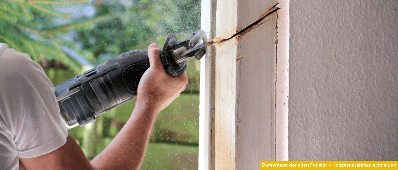 Alte Kellerfenster ersetzen - Holzrahmen wird mit Säge durchtrennt, um Fenster fachgerecht auszubauen.