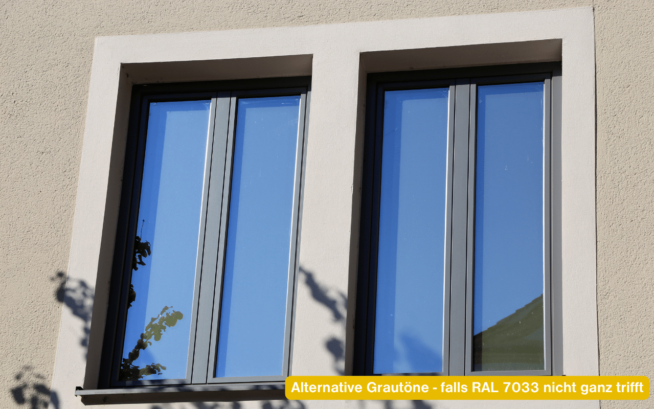 Alternative Grautöne falls RAL 7033 nicht ganz trifft – graue Fensterrahmen im Tageslicht an beiger Fassade