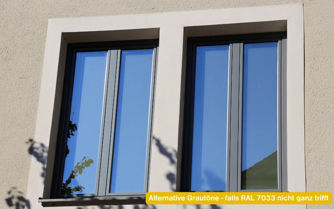 Alternative Grautöne falls RAL 7033 nicht ganz trifft – graue Fensterrahmen im Tageslicht an beiger Fassade
