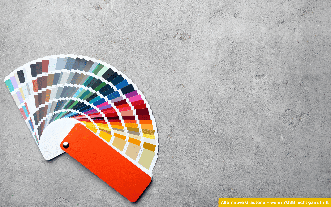 Alternative Grautöne - wenn 7038 nicht ganz trifft - geöffneter Farbfächer mit RAL-Farben. Bei uns im Schauraum können Sie nach der aktuellen RAL-Farbkarte alternative Grautöne vergleichen.