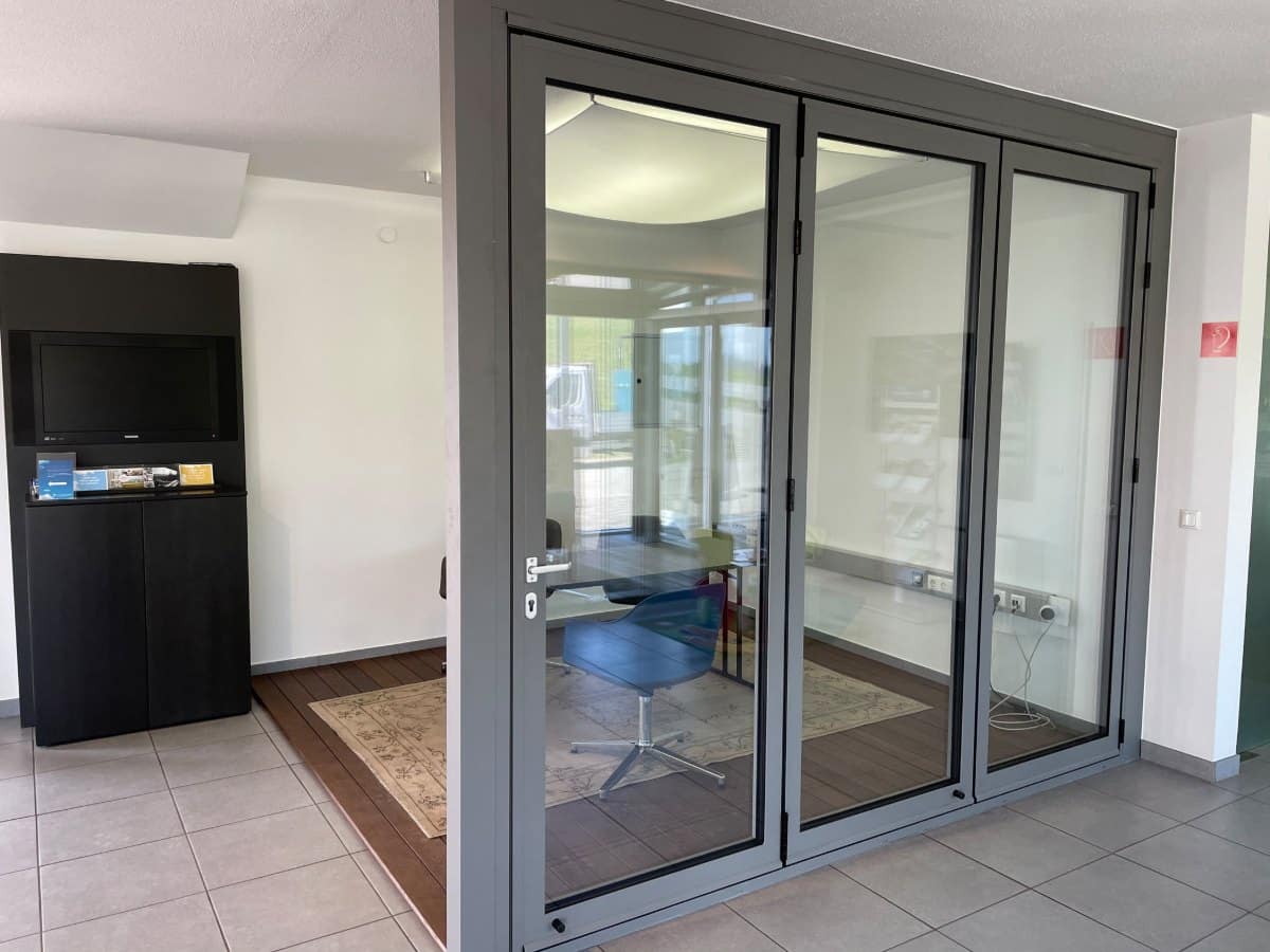 Aluminium-Falttür in Grau im Schauraum von Fenster-Schmidinger in Gramastetten