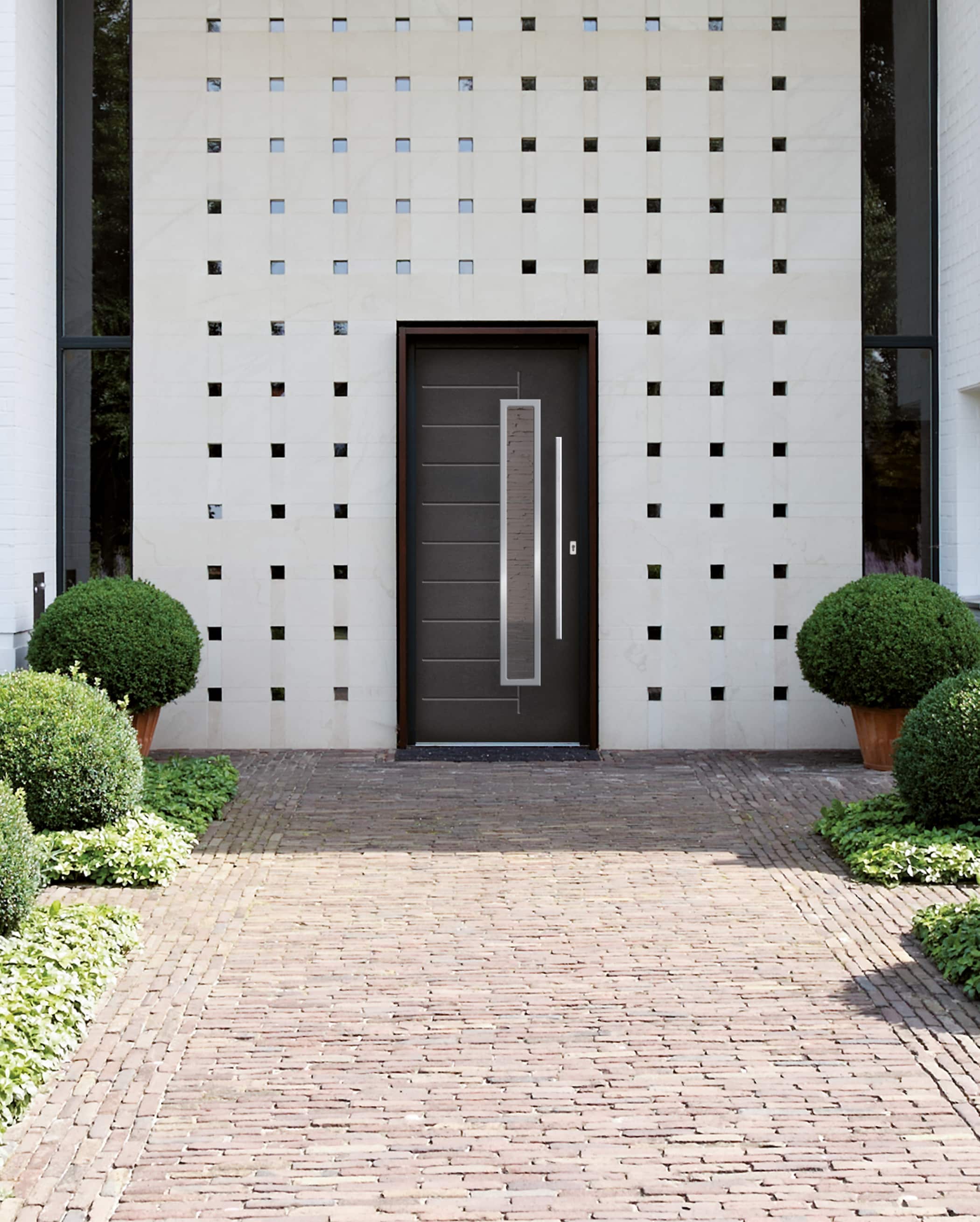 Aluminium Eingangstüre in braun mit Nuten und Edelstahl-Ornamentrahmen