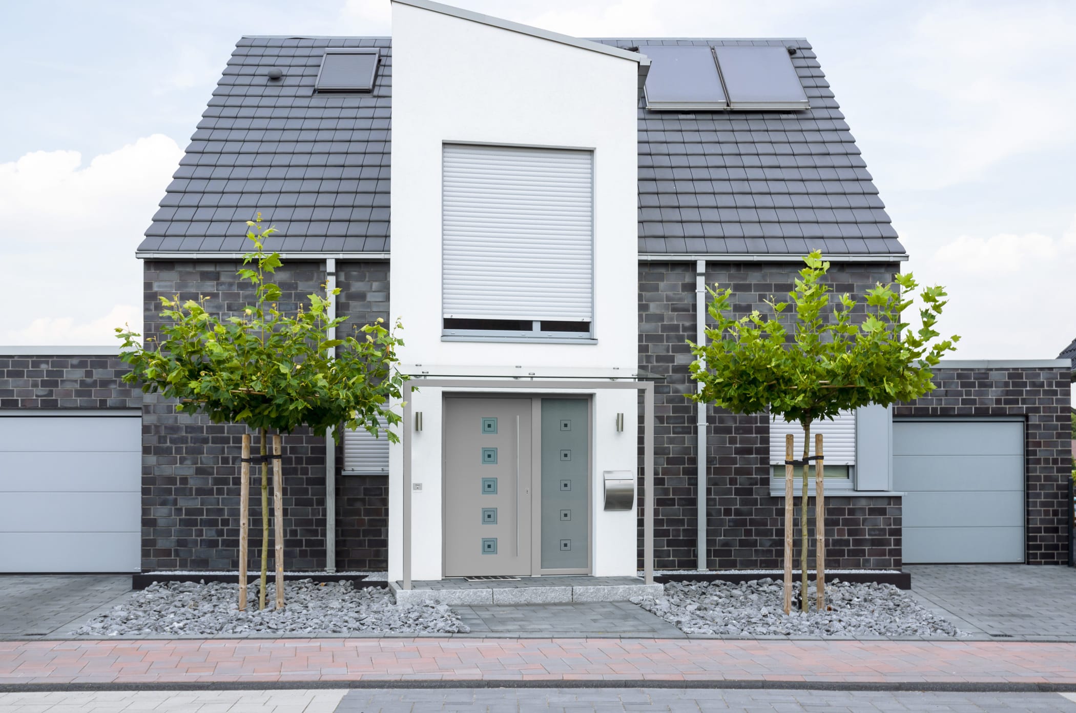 Aluminium Eingangstüre mit quadratischen Einsatzgläsern mit Sandstrahlung und Muster