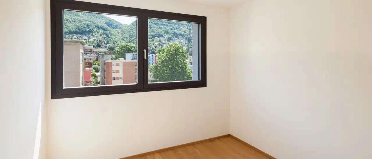 Dunkelbraunes zweiflügeliges Aluminiumfenster von Fenster-Schmidinger, stabil, langlebig und individuell pulverbeschichtet, ideal für moderne Gebäude.