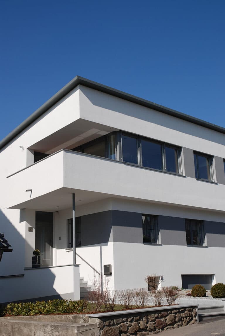 Einfamilienhaus in Gramastetten mit anthrazitfarbenen Kunststoff-Alu-Fenstern, Ansicht von der Straße