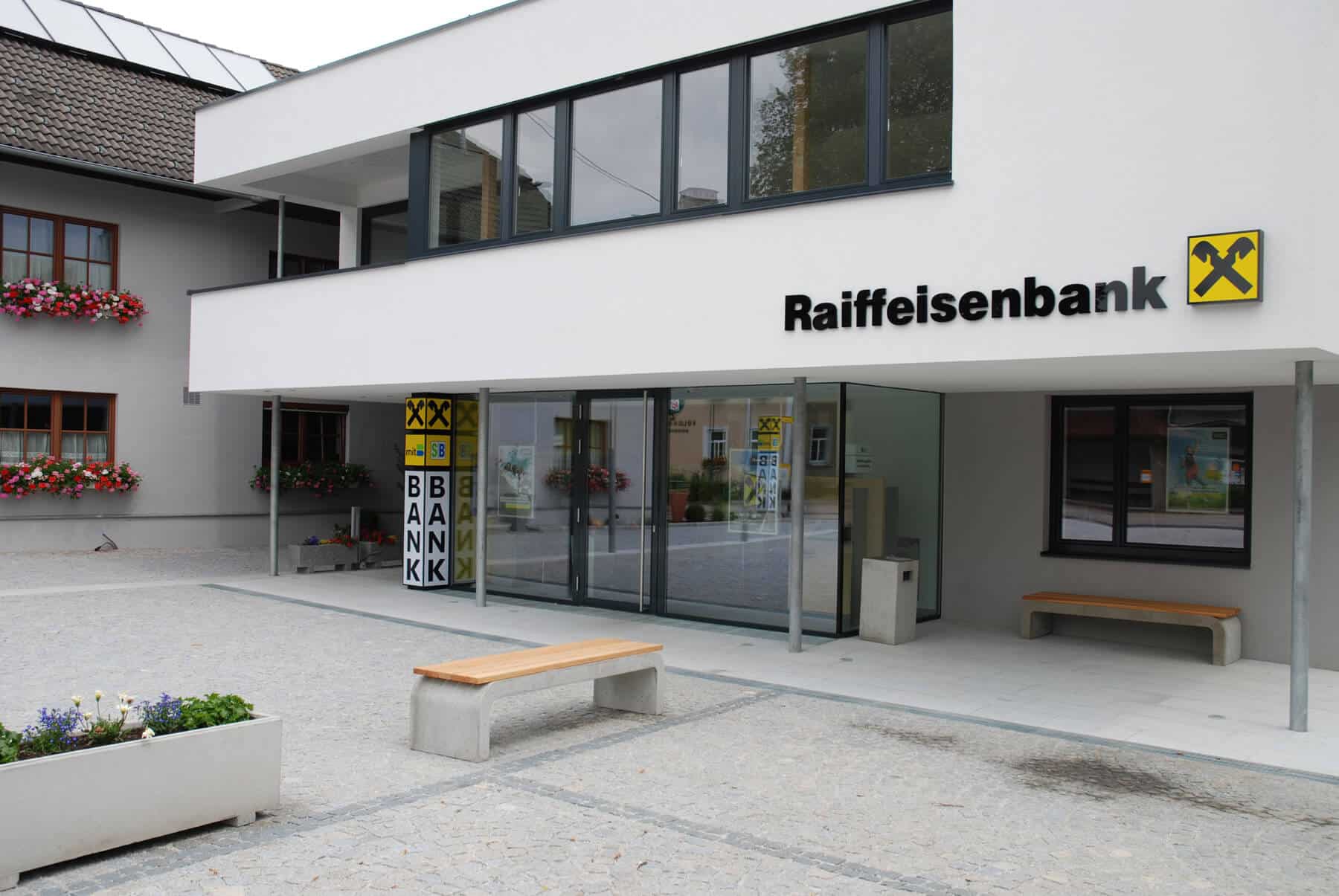 Aluminium-Portalkonstruktion in grau mit Glaskonstruktion