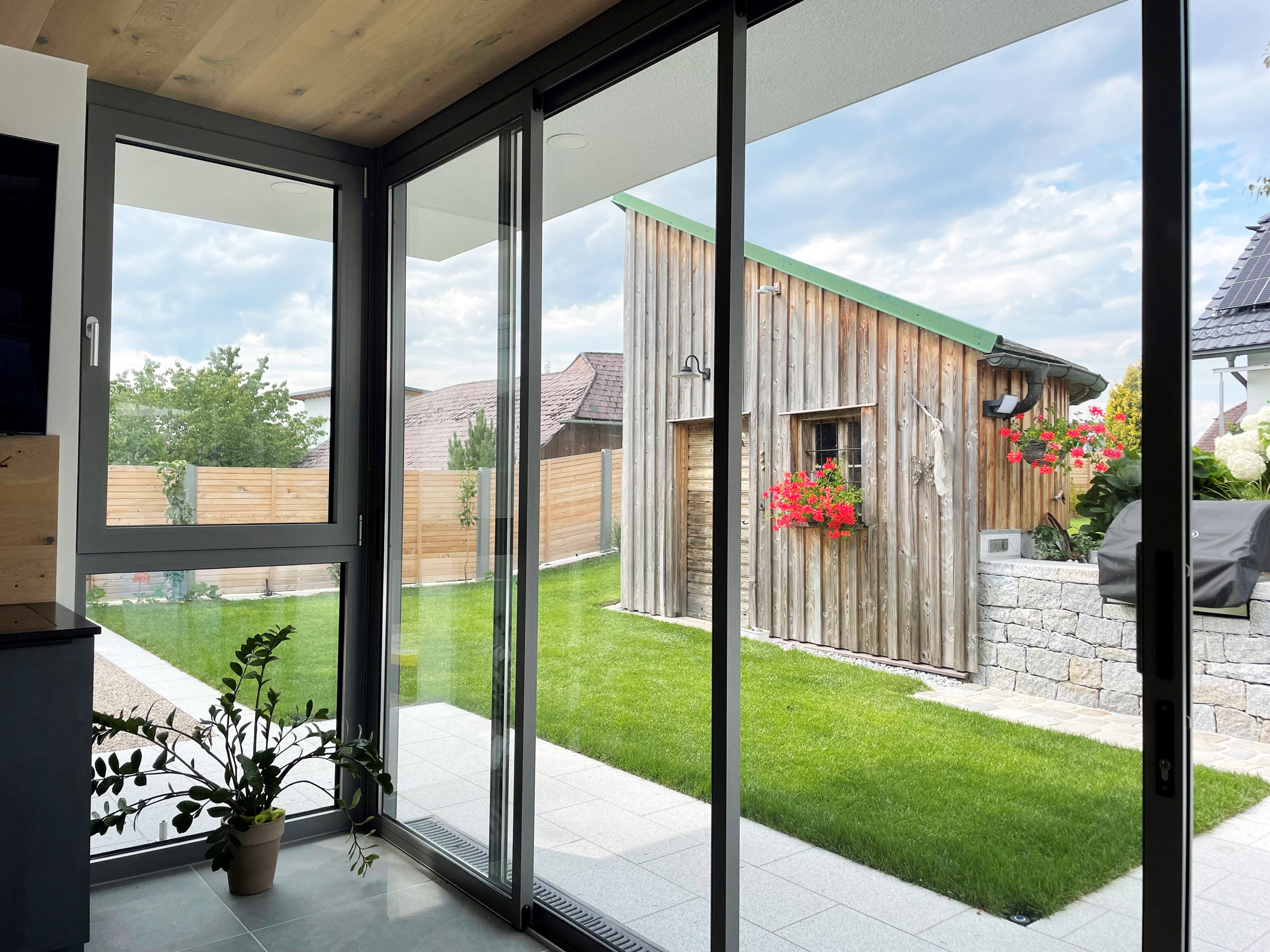 Aluminium Schiebetüren und Alu-Fenster für modernes Gartenhaus
