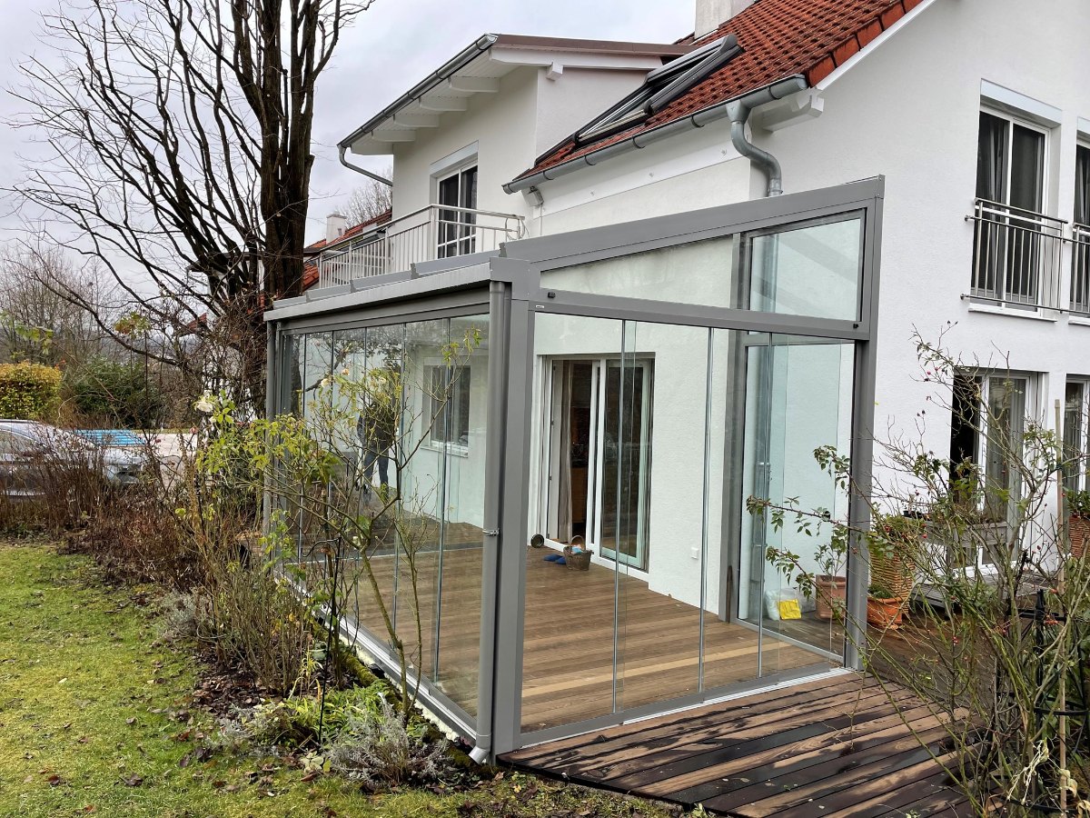 Aluminium-Sommergarten mit Glasdach und Schiebeverglasung an einem Einfamilienhaus in St. Ulrich bei Steyr