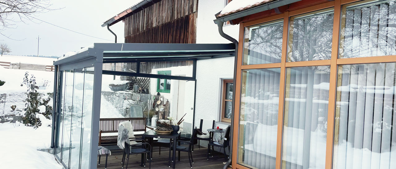 Aluminiumkonstruktion und Echtglas basierend auf unseren Terrassenüberdachung-Erfahrungen zeigen hier auf dem Bild, dass diese auch extremen Wettersituationen standhalten müssen.