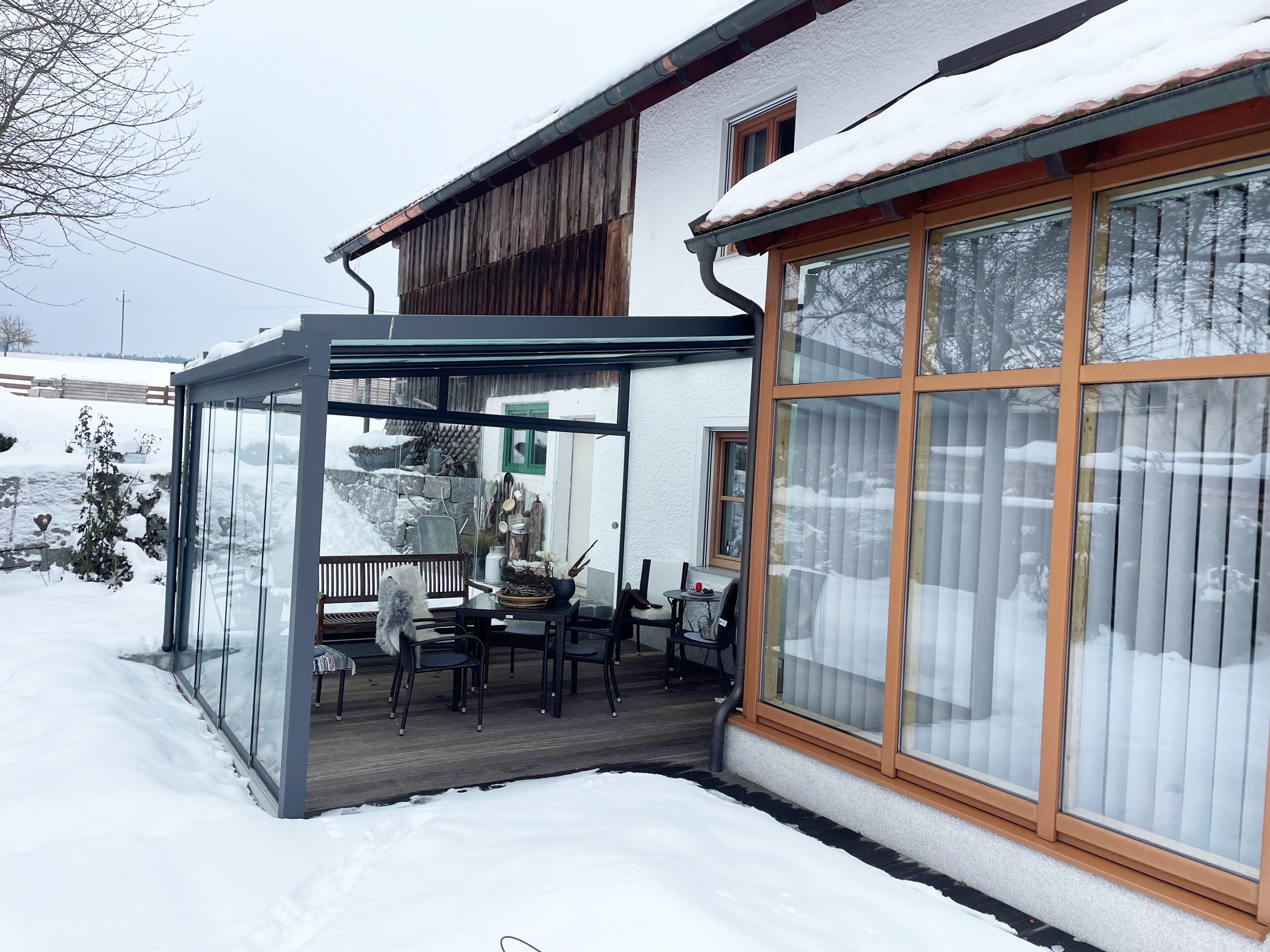 Aluminium Terrassenüberdachung in grau mit zwei geschlossenen Seiten