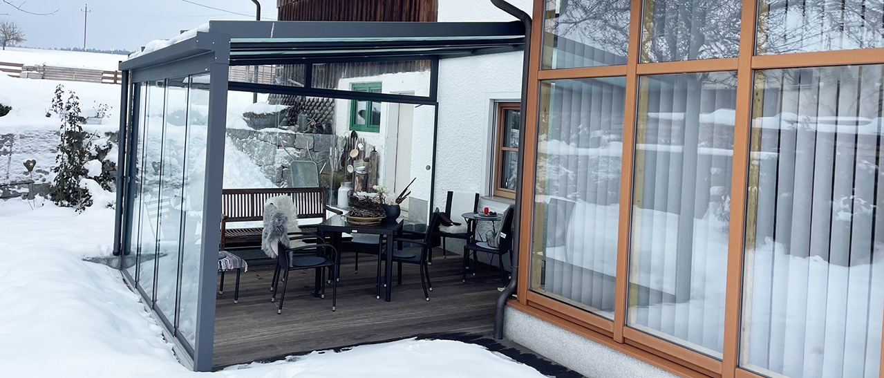 Aluminium Terrassenüberdachung mit Glasschiebetüren
