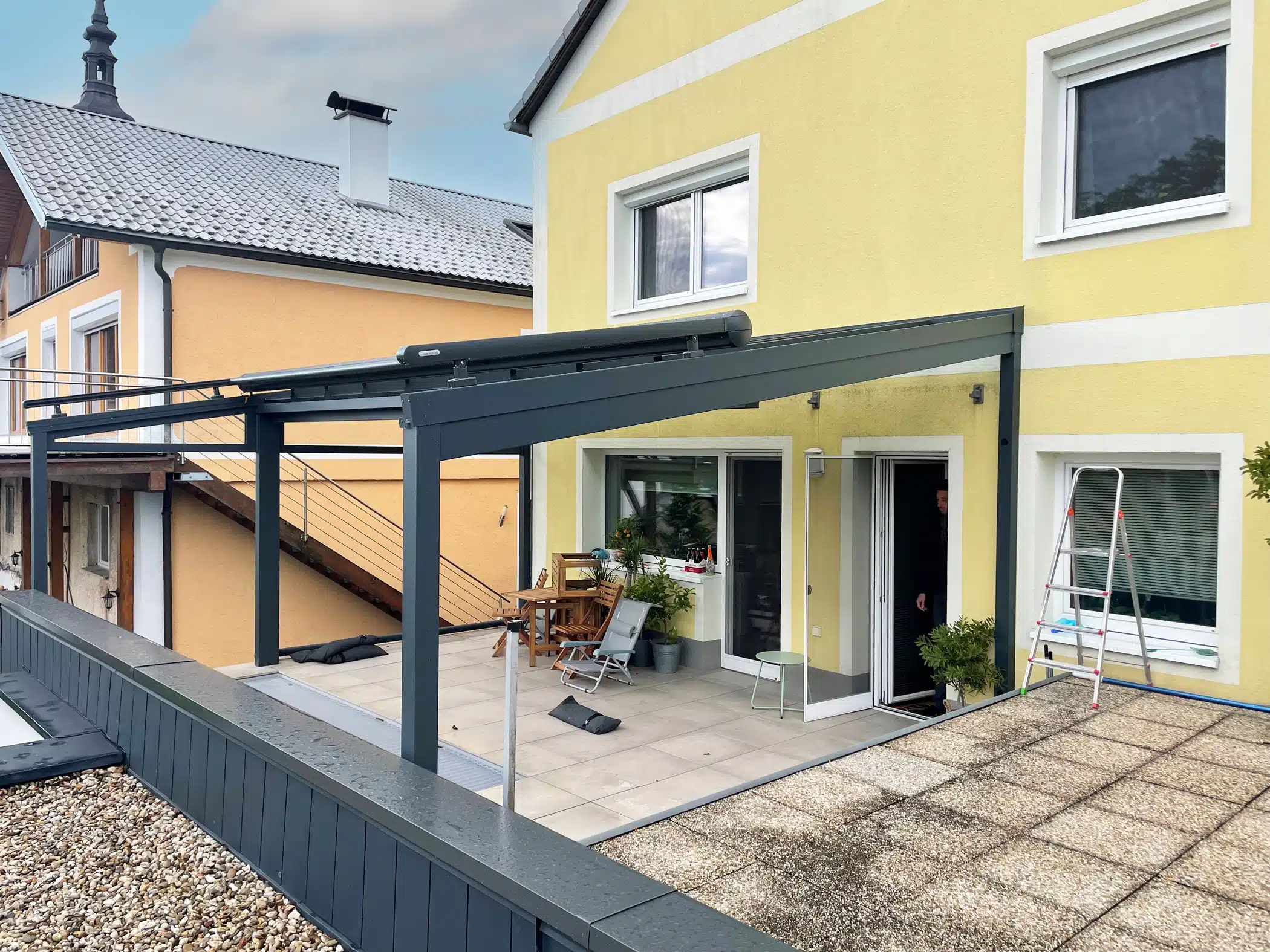 Aluminium-Terrassenüberdachung mit PV-Modulen