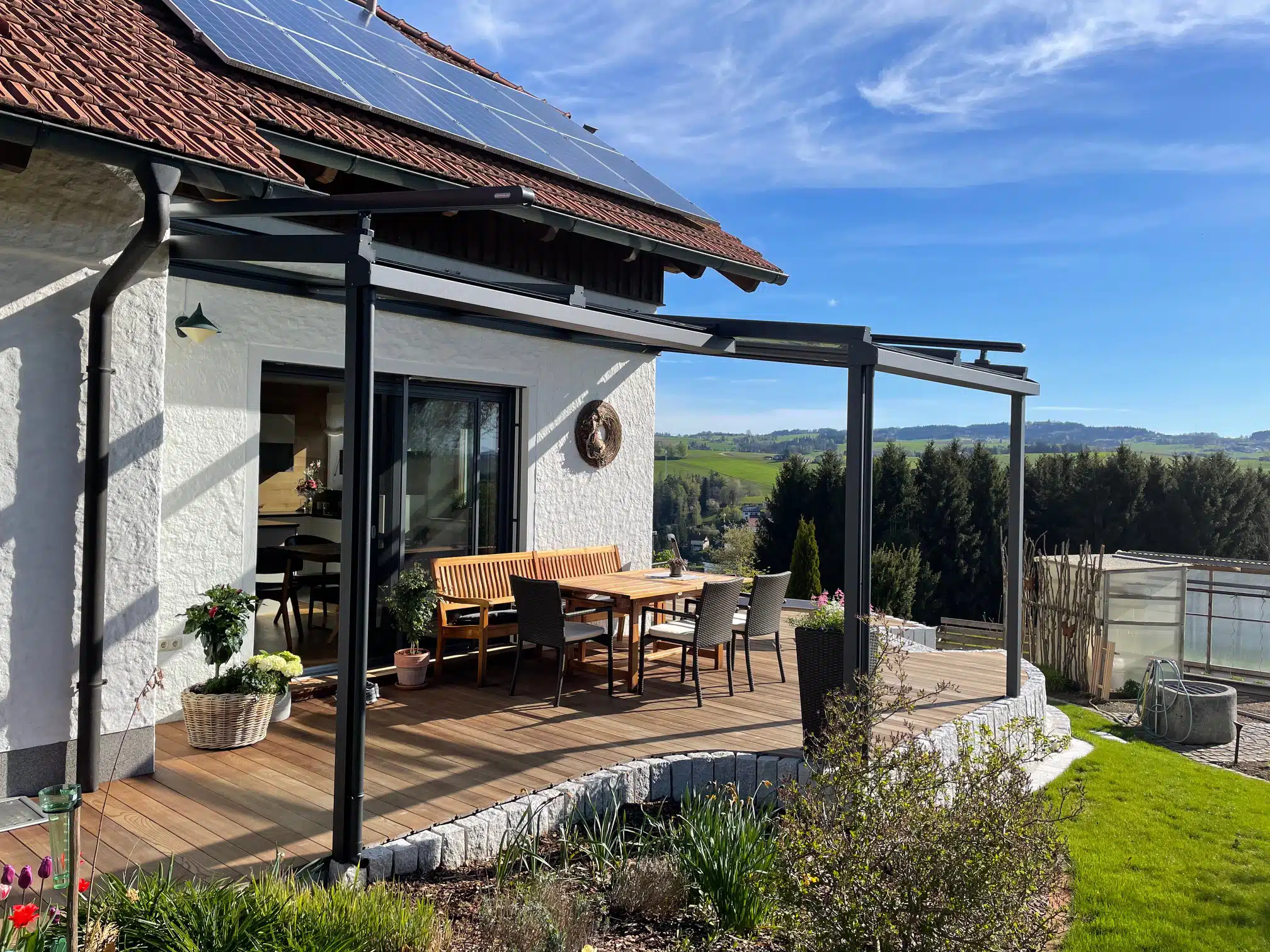 Aluminium Terrassenüberdachung mit unterschiedlichen Dachtiefen