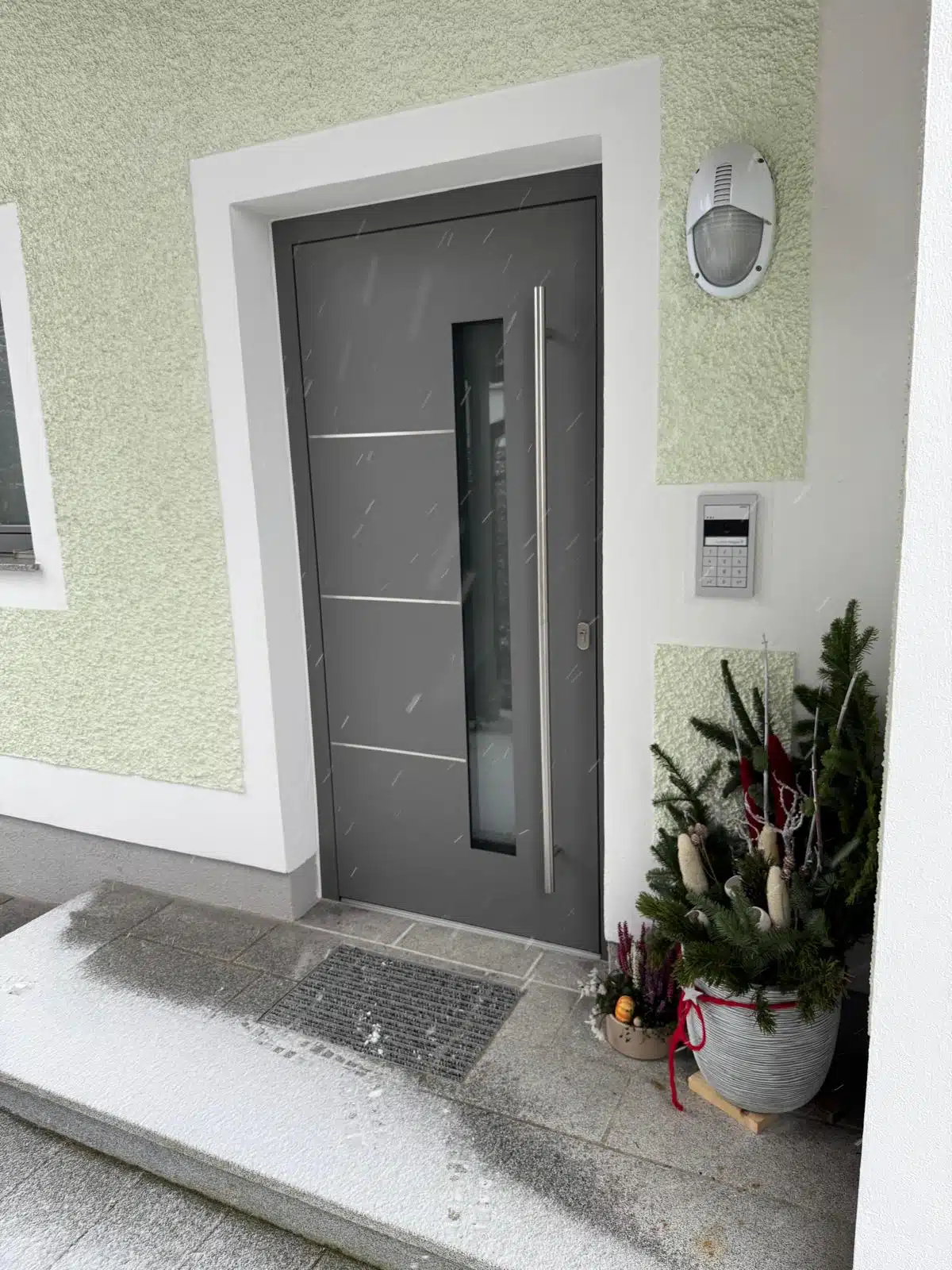 Aluminium-Türe mit senkrechtem Glasausschnitt - Farbe grau