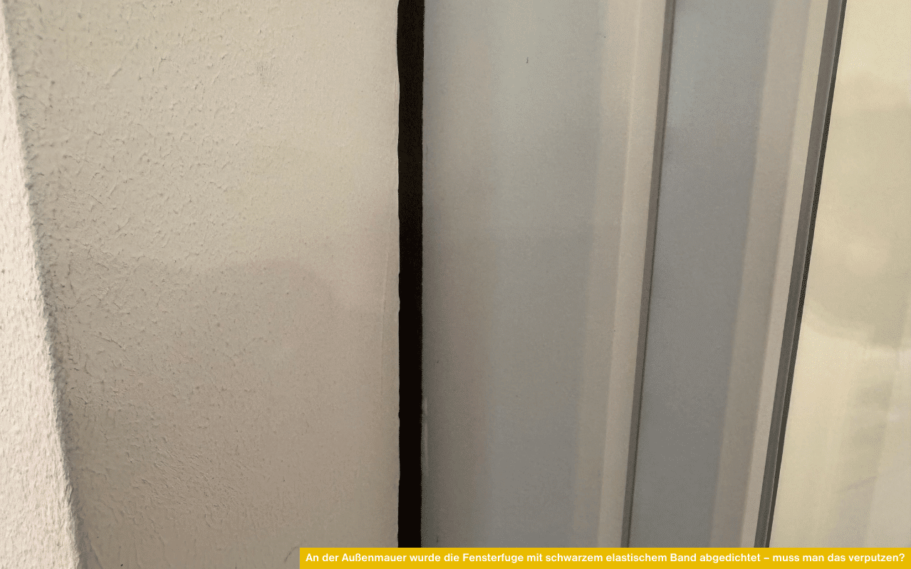 Nahaufnahme einer Fensterfuge mit schwarzem Dichtband zwischen Rahmen und Außenmauer, das als elastische Abdichtung dient.
