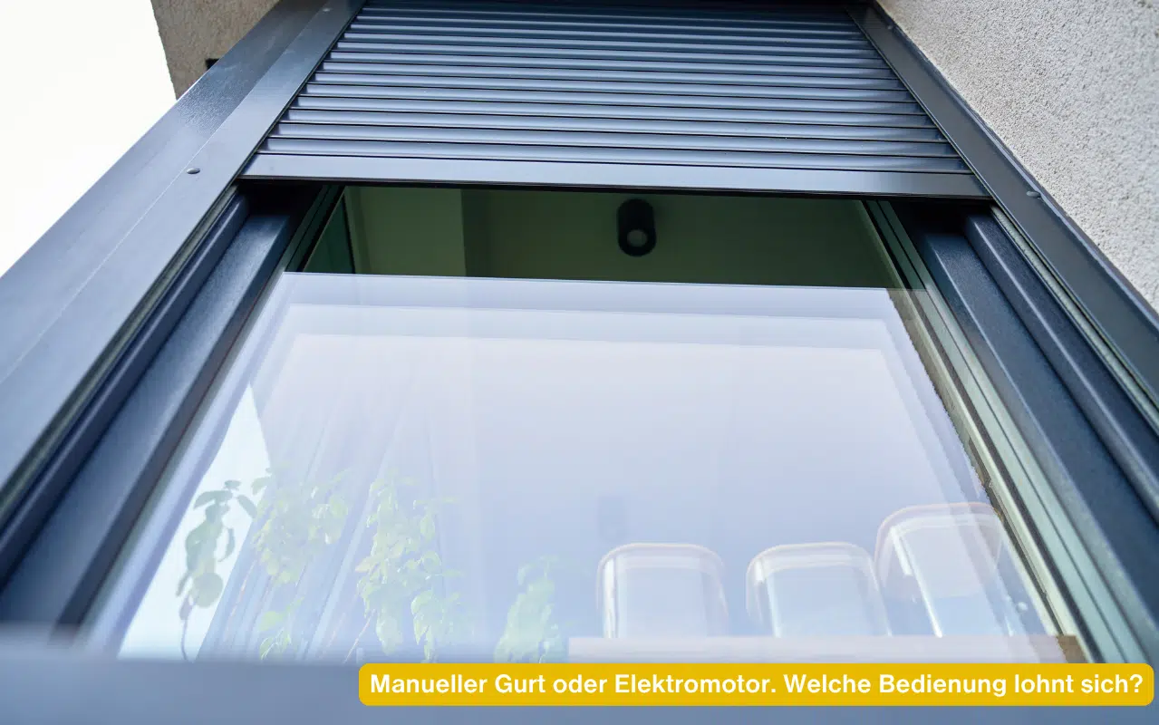 Anthrazitfarbener Rollladen am Fenster. Manueller Gurt oder Elektromotor. Welche Bedienung lohnt sich?