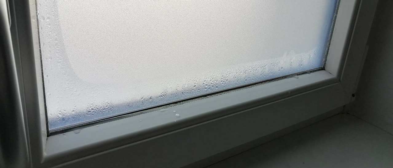 Isolierglas beschlägt innen bei hoher Luftfeuchtigkeit und niedriger Raumtemperatur - Scheiben schwitzen trotz hochwärmedämmender Verglasung möglich.