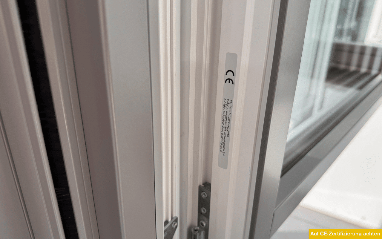 Auf CE-Zertifizierung achten zeigt CE-Kennzeichnung an einem modernen Fensterrahmen als Nachweis der europäischen Normkonformität.