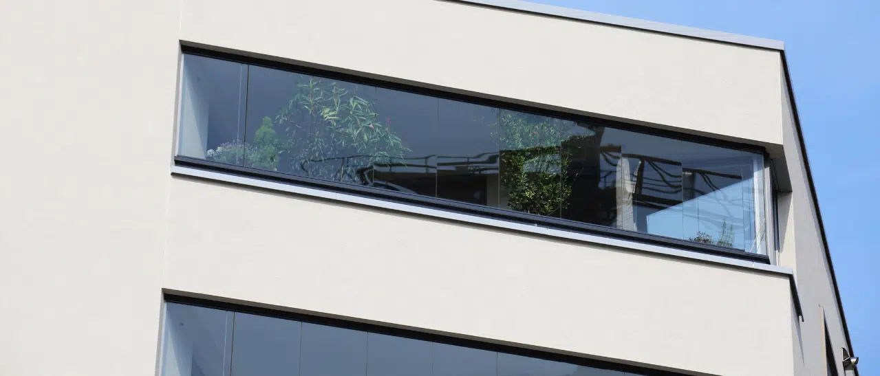 "Balkonverglasung wandelt Außenfläche in ganzjährigen Wohnraum um, steigert Immobilienwert & Wohnkomfort.