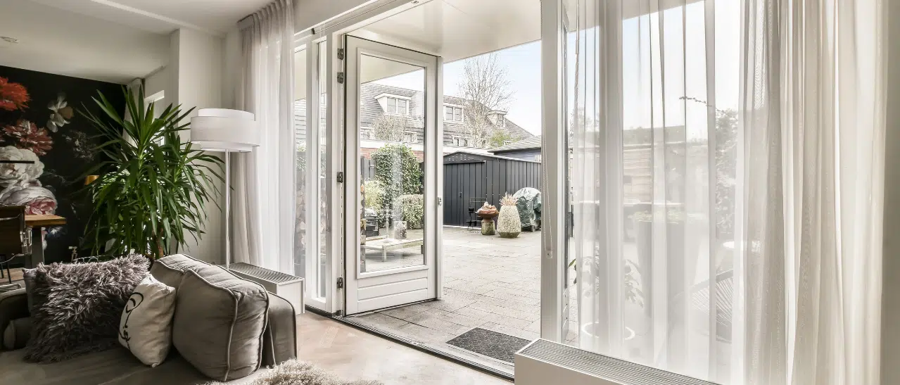 Außen aufgehende Türen schaffen Platz im Tiny House.