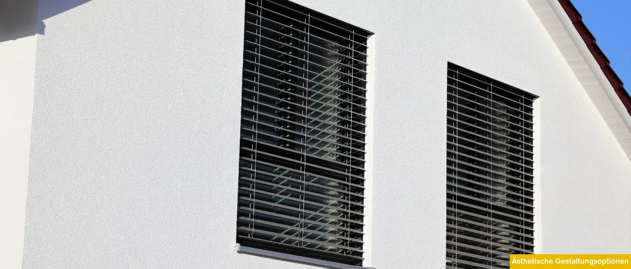 Außenjalousie für Fenster in moderner Optik bietet Sonnenschutz, Privatsphäre und passt sich harmonisch an die Hausarchitektur an.
