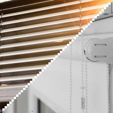 Außenjalousien vs. Innenrollo im direkten Vergleich zur Regulierung von Licht, Sichtschutz und Raumgestaltung am Fenster.