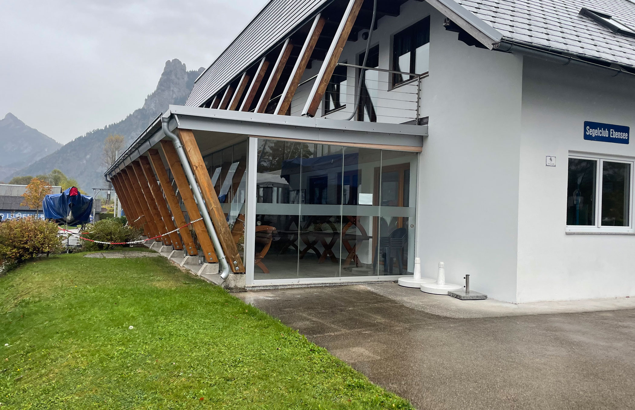 Außenschiebetüren aus Glas für ein Vereinsgebäude