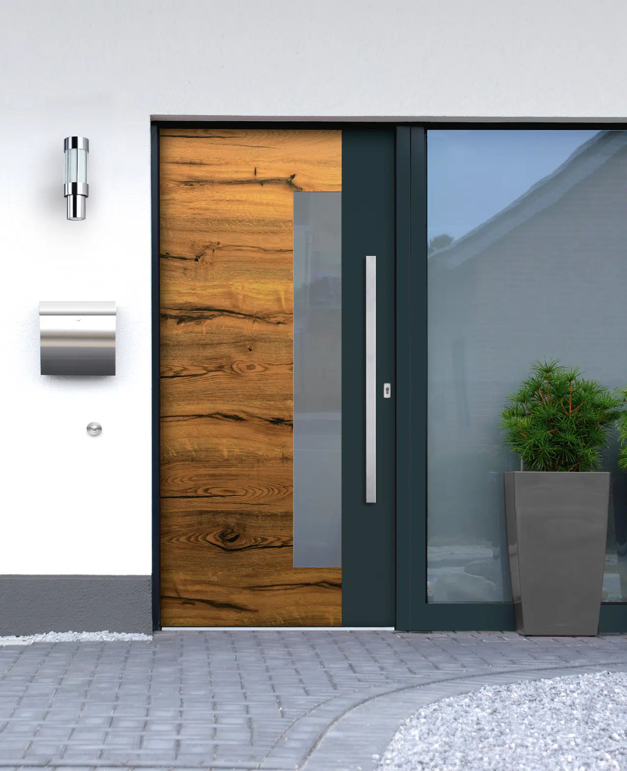Außentüren in Aluminium mit Holzoptik und einem großen satinierten Seitenteil