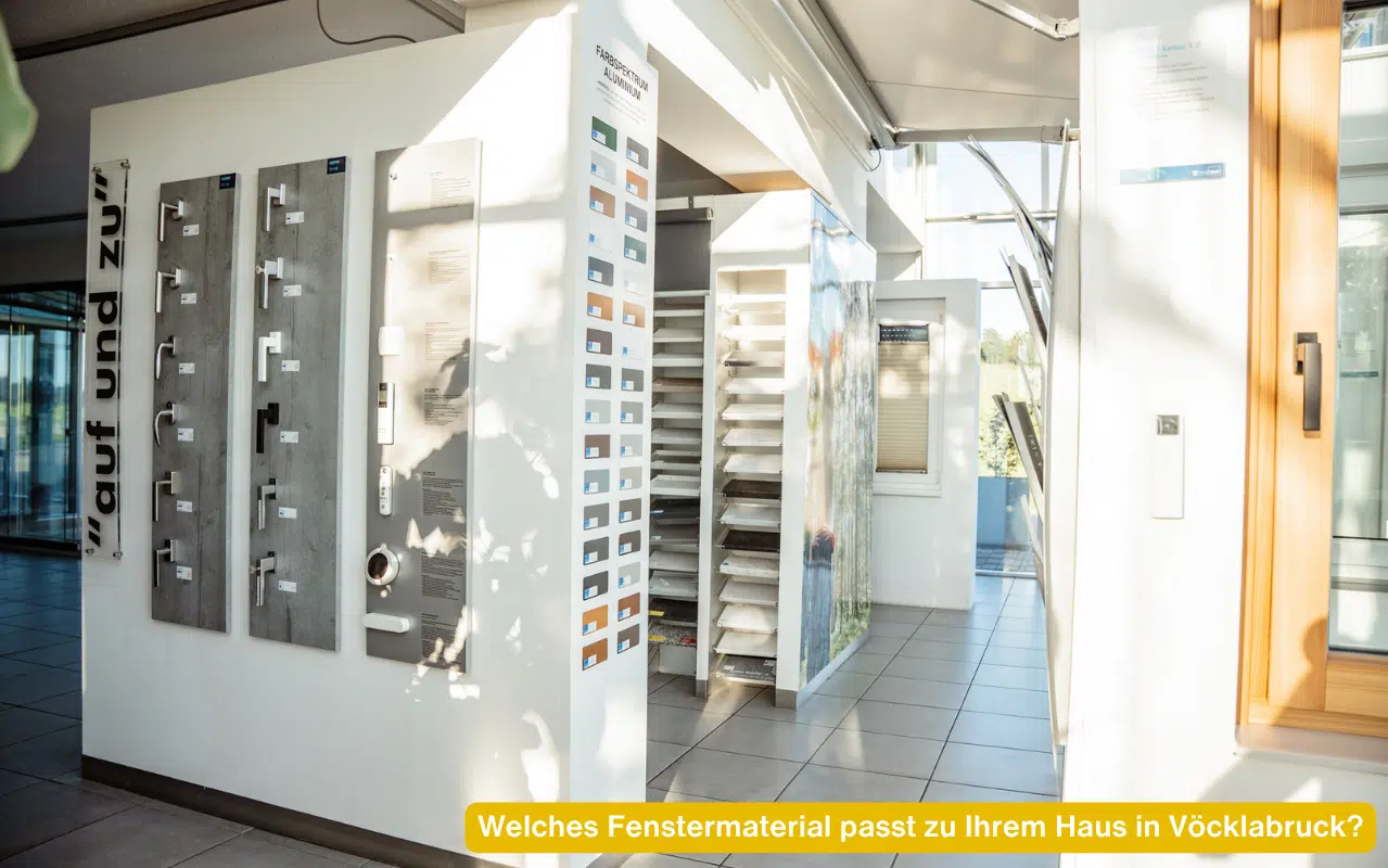 Ausstellung: Welches Fenstermaterial passt zu Ihrem Haus in Vöcklabruck? mit Mustern für Griffe und Profile.