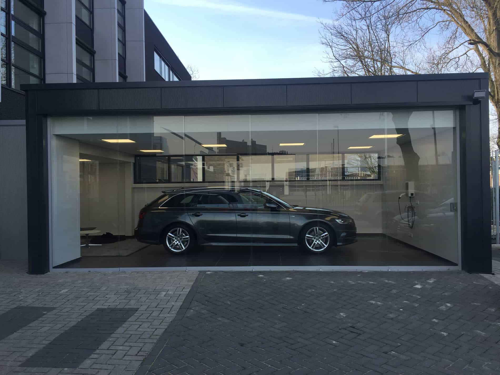 Autogarage mit Glasschiebetüren schließen