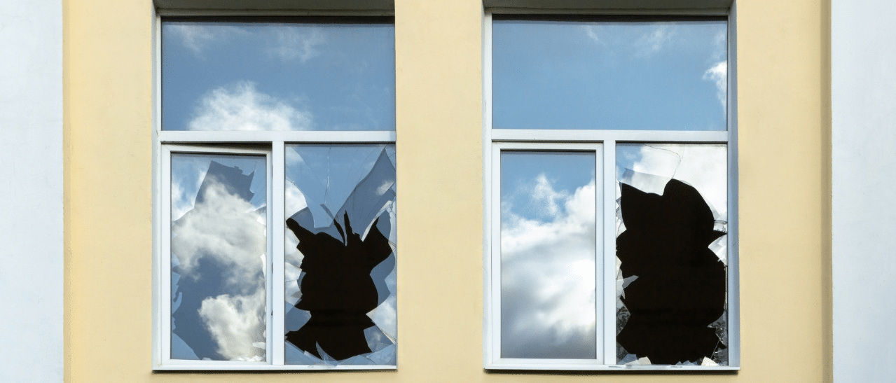 Auweia das Fenster ist kaputt mehrere großflächige Glasbrüche machen eine Reparatur oder einen Fenstertausch erforderlich