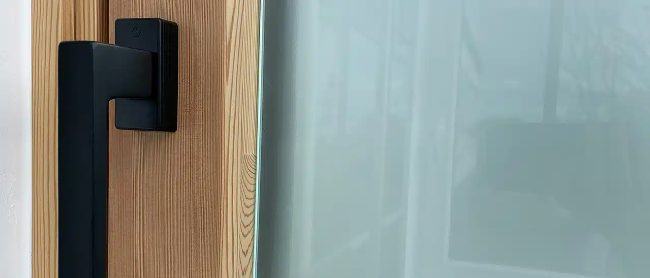 Badfenster mit satiniertem Glas