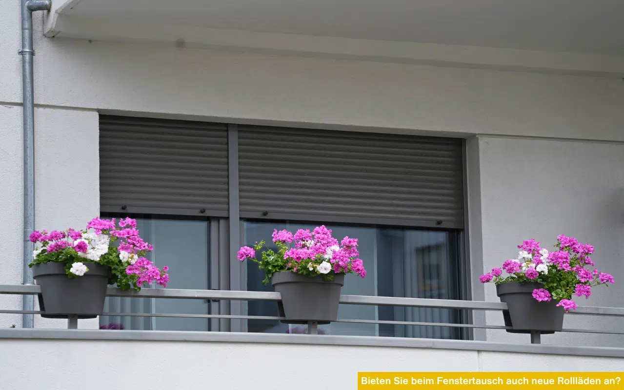 Balkon mit Blumenkästen und modernen Rollläden. Bieten Sie beim Fenstertausch auch neue Rollläden an? Sonnenschutz-Service.