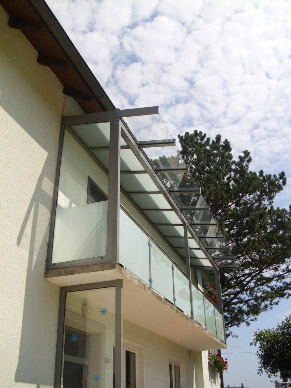 Balkon mit Glasüberdachung