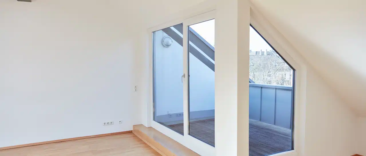Balkontüre als Dreh-Kipp-Türe mit großem Seitenteil als Festverglasung