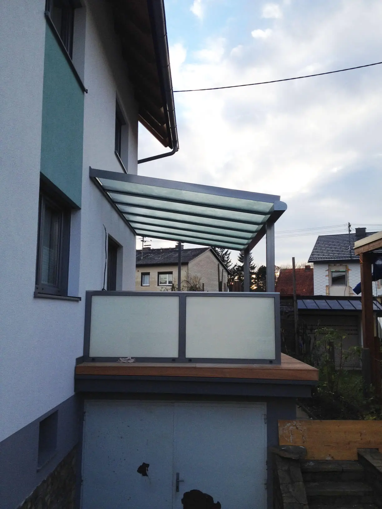 Balkonüberdachung mit Alu-Glas-Geländer