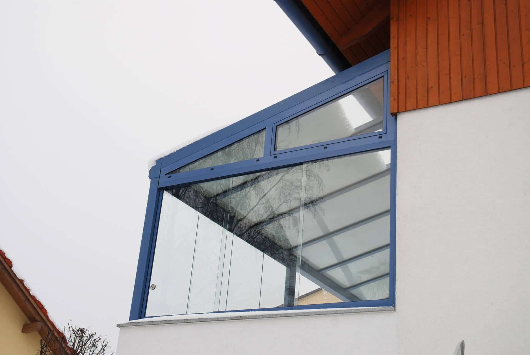 Balkonüberdachung Windschutz mit Glas und blauen Wintergartenprofilen