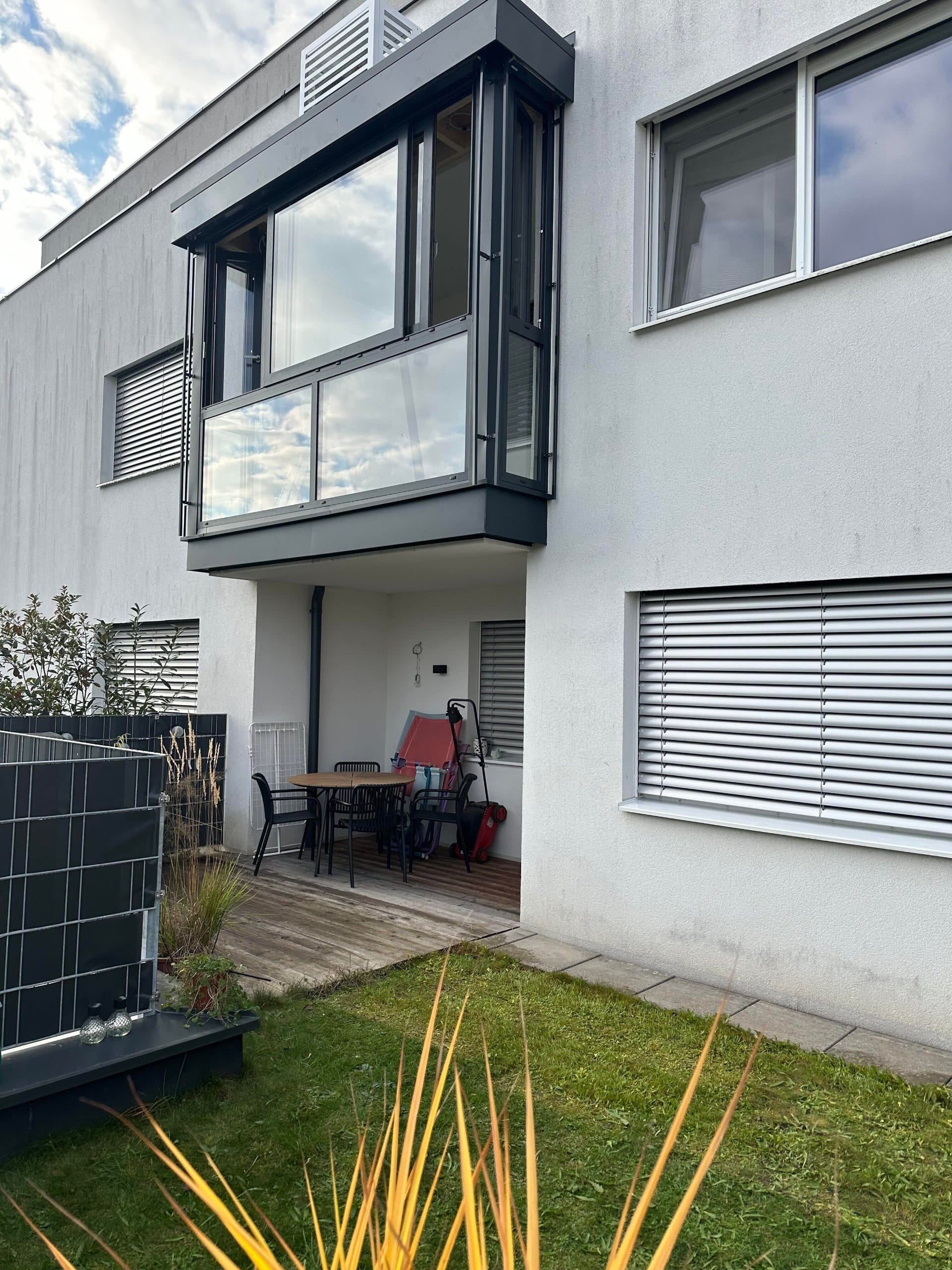 Balkonverbau in Anthrazitgrau