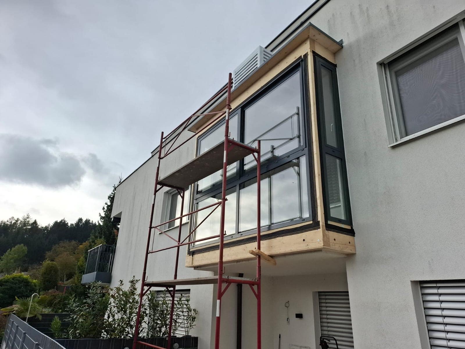 Balkonverbau in Anthrazitgrau mit Seitenteilen entsteht