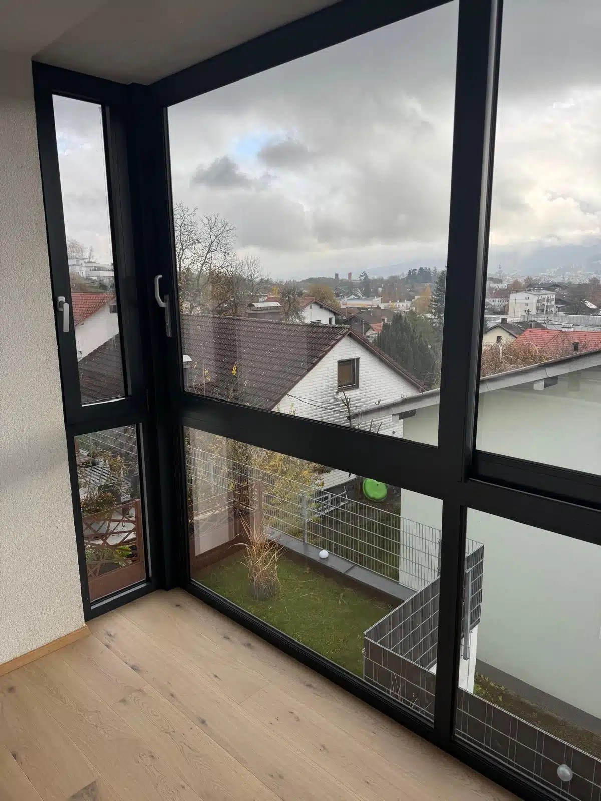 Balkonverbau mit Aluminium-Fenstern zum Schieben