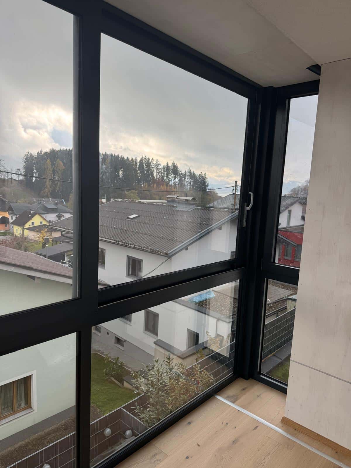 Balkonverbau mit Aluminium-Fenstern