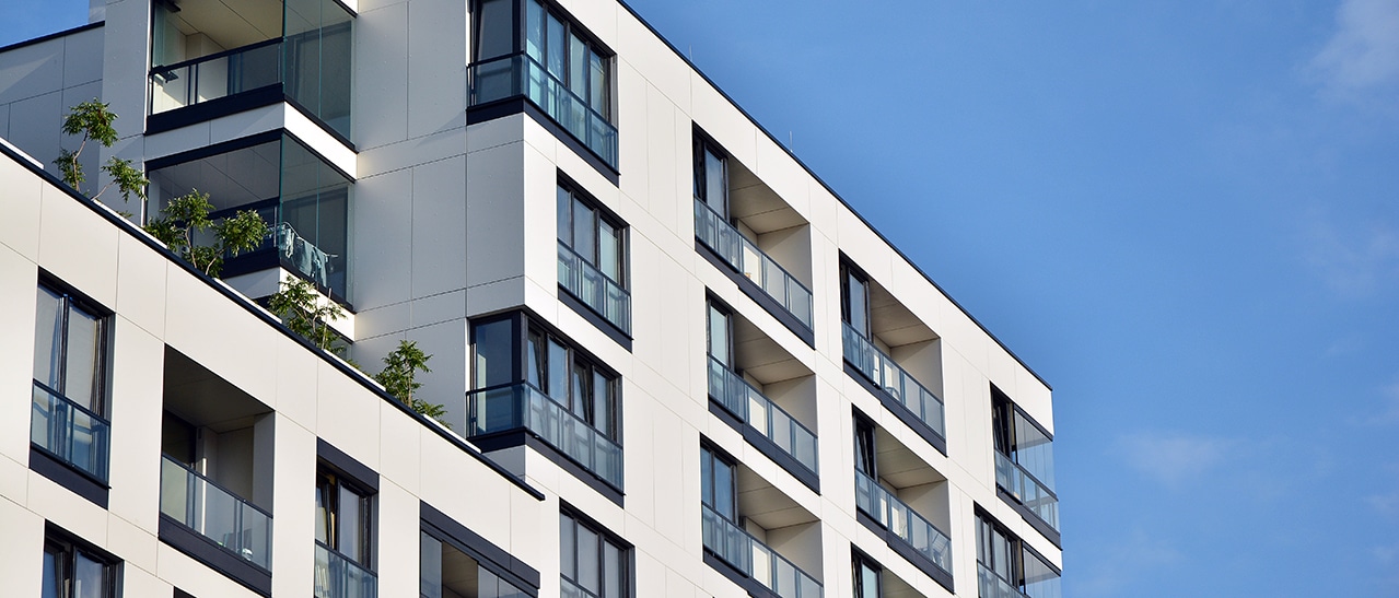 Sie haben die Wahl: Balkonverglasung mit Alu-Fenster oder Nurglas Schiebe-Dreh-System