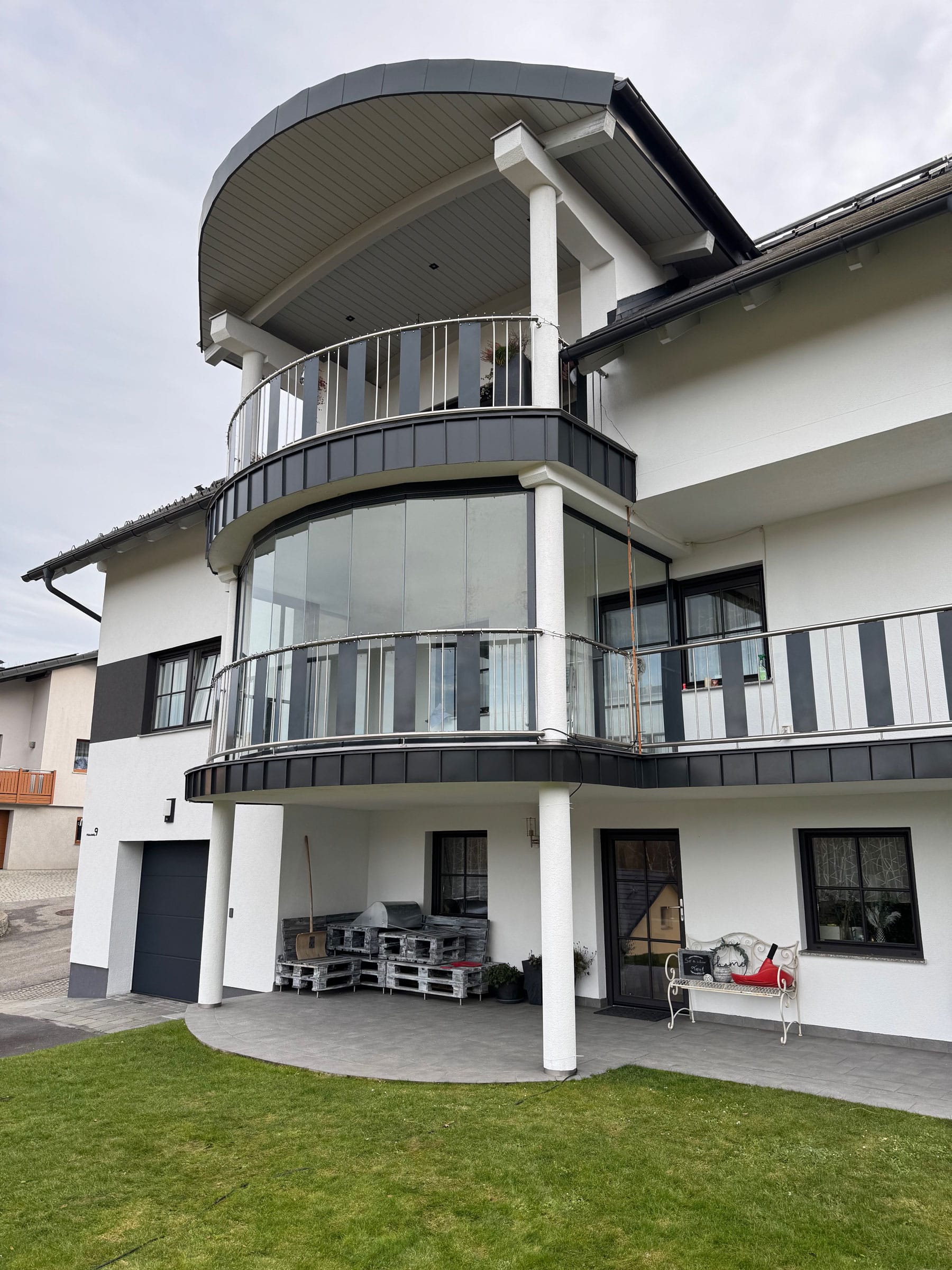 Balkonverglasung mit dem Schiebe-Dreh-System von Schmidinger für flexibles Öffnen und Schließen